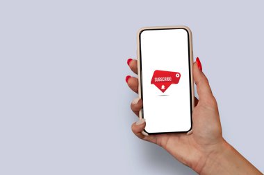 Akıllı telefon ekranındaki internet kanalına abone ol. Güzel tırnakları olan kız akıllı telefonu ikon ücretsiz WiFi ile yakın plan çekiyor