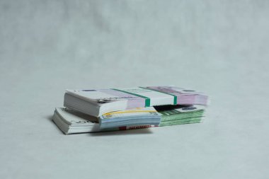 Hafif bir arkaplanda dolar ve avro banknotları