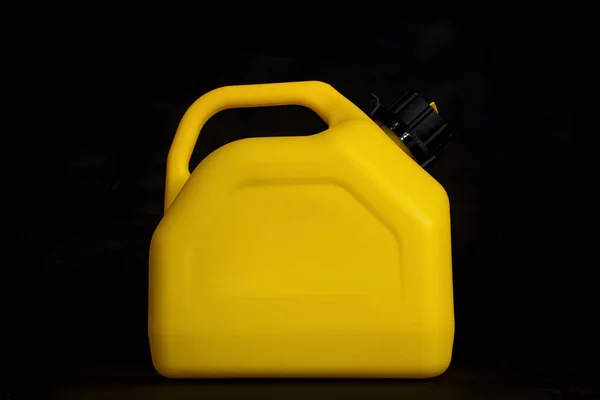 Attrappe Eines Gelben Plastikkanisters Für Autotreibstoff Auf Schwarzem Hintergrund Behälter — Stockfoto