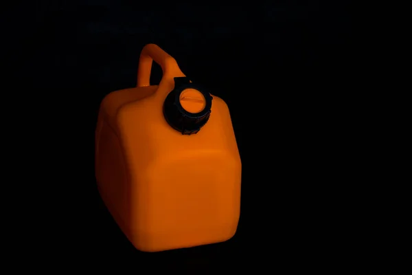 Attrappe Eines Orangefarbenen Plastikkanisters Für Autotreibstoff Auf Schwarzem Hintergrund Behälter — Stockfoto