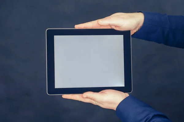 Geschäftsmann Blauer Jacke Hält Eine Tablet Attrappe Mit Weißem Bildschirm — Stockfoto