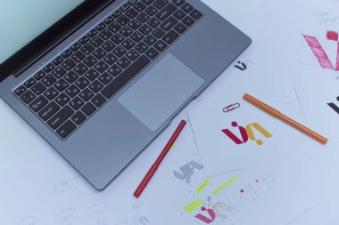 Bir Grafik Tasarımcısının yaratıcı işyeri. Şirket için bir logo geliştirme. Bir sanat stüdyosundaki çizimler ve eskizler.