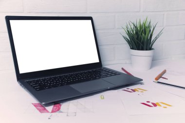 Tasarımcı Grafik Tasarımcı 'nın yaratıcı iş yeri. Şirket için bir logo geliştirme. Bir sanat stüdyosundaki çizimler ve eskizler.