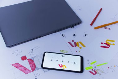 Bir Grafik Tasarımcısının yaratıcı işyeri. Şirket için bir logo geliştirme. Bir sanat stüdyosundaki çizimler ve eskizler.