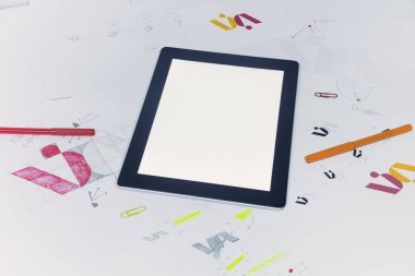 Tabletli Grafik Tasarımcı 'nın yaratıcı çalışma yeri. Şirket için bir logo geliştirme. Bir sanat stüdyosundaki çizimler ve eskizler.