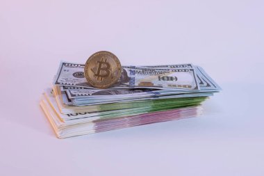 Hafif bir arkaplanda dolar ve avro banknotları