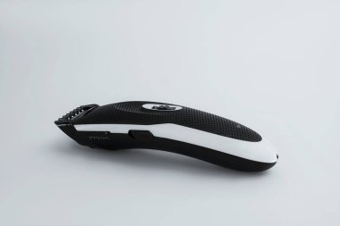 Beyaz arka planda elektrik kablosuz saç makası