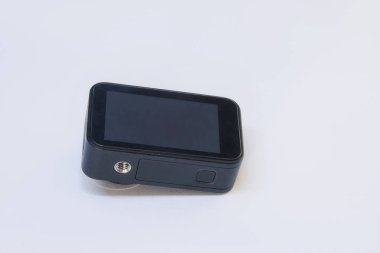 Beyaz arkaplanda video ve fotoğraf çekmek için kompakt aksiyon kamerası