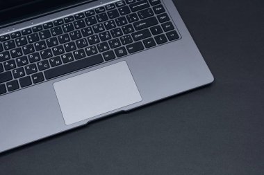 Bilgisayarı siyah arkaplanda yakın plan aç