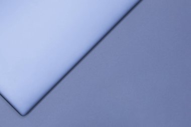 Gri bir arkaplanda gümüş bir dizüstü bilgisayar. Üst görünüm