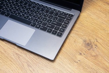 Bilgisayarı ahşap arka planda yakın plan üzerinde aç