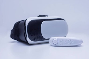Sanal gerçeklik için gözlüklerin arka planında uzaktan kontrol ve 360 derecelik video