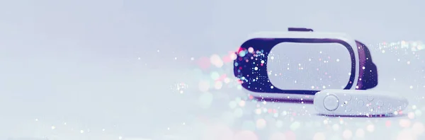 虚拟现实眼镜和360度视频背景下的遥控技术明亮 色彩模糊的背景 — 图库照片