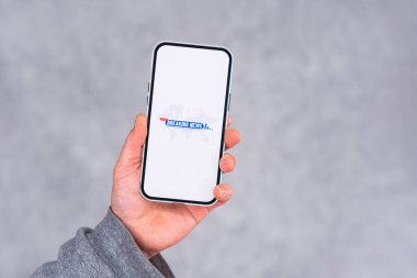 Açık arkaplanda Breaking News simgesi olan telefon ekranı. Adam elinde bir akıllı telefon tutuyor. Yakın plan.