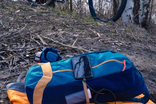 Een Draagbare Oplader Laadt Smartphone Power Bank Met Kabel Tegen — Stockfoto