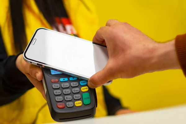 Πελάτης Πληρώνει Smartphone Στο Κατάστημα Χρησιμοποιώντας Την Τεχνολογία Nfc Φόντο — Φωτογραφία Αρχείου