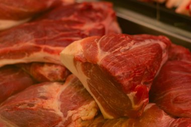 Mağaza vitrininde mangal için çiğ et.