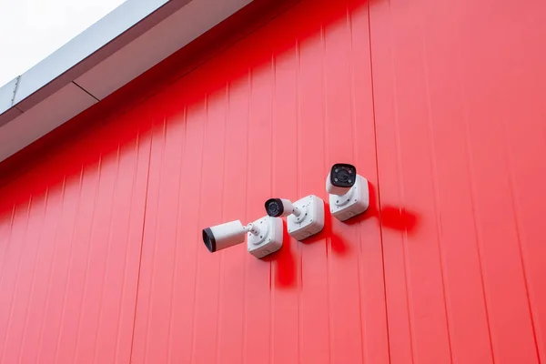 Sledování Kamer Venkovní Videokamera Pro Ochranu Objektů Červené Budově — Stock fotografie
