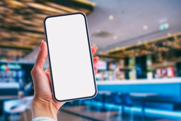 Dívka Růžové Bundě Drží Smartphone Mockup Bílou Obrazovkou Rukou Mock — Stock fotografie