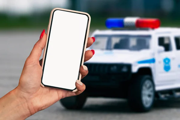 Kızın Elinde Bir Akıllı Telefon Var Bir Polis Arabasının Arka — Stok fotoğraf