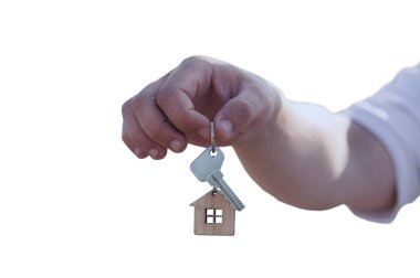 Adamın elinde evin anahtarları var. Beyaz arka planda izole edilmiş. Yeni bir ev satın alma konsepti