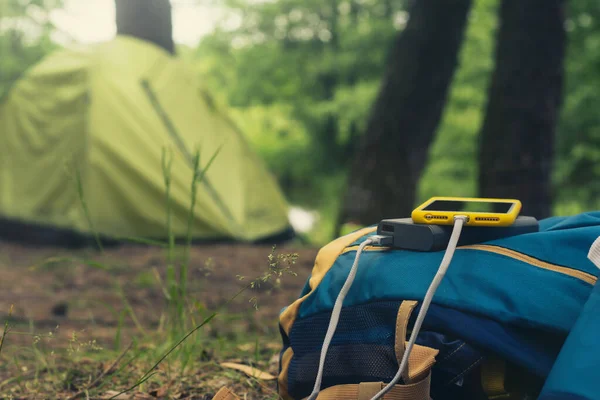 Smartphone Viene Caricato Utilizzando Caricabatterie Portatile Power Bank Carica Telefono — Foto Stock