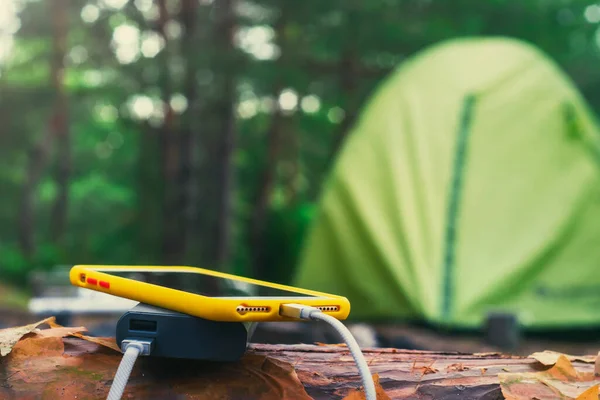 Smartphone Charged Using Portable Charger Power Bank Charges Phone Outdoors — Stock Photo, Image