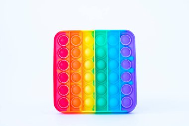 Renkli gökkuşağı poppit oyunu. Beyaz bir arkaplanda silikon hareketli yakın plan