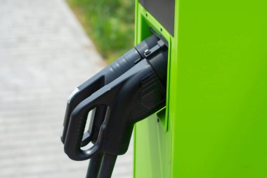 Elektrik santralinde yeşil elektrikli araba şarj oluyor. Çevre dostu dolum istasyonu.