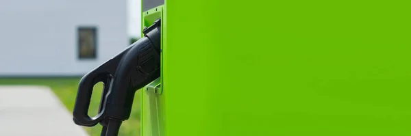 Groene Elektrische Auto Opladen Krachtcentrale Milieuvriendelijk Tankstation Voor Eco Auto — Stockfoto