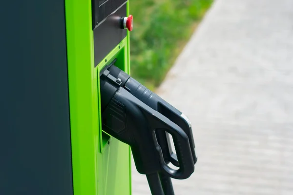 Groene Elektrische Auto Opladen Krachtcentrale Milieuvriendelijk Tankstation Voor Eco Auto — Stockfoto