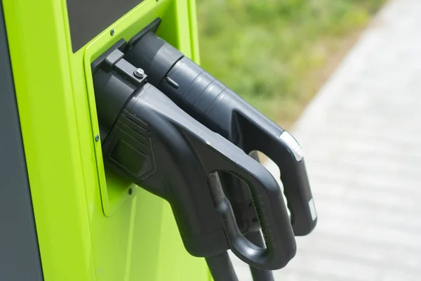 Groene Elektrische Auto Opladen Krachtcentrale Milieuvriendelijk Tankstation Voor Eco Auto — Stockfoto