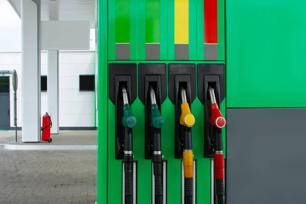 Posto Gasolina Close Com Mangueiras Combustível Coloridas — Fotografia de Stock