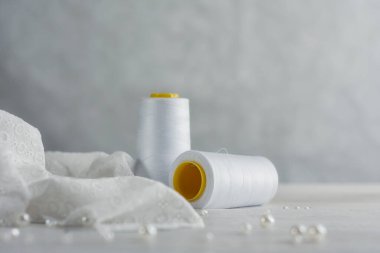 Tahta zemin üzerinde boncukları olan açık saten kumaş.