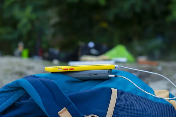 Smartphone Laddas Med Bärbar Laddare Power Bank Laddar Telefonen Utomhus — Stockfoto