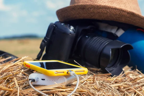 Power Bank Carga Teléfono Inteligente Fondo Una Cámara Con Una — Foto de Stock