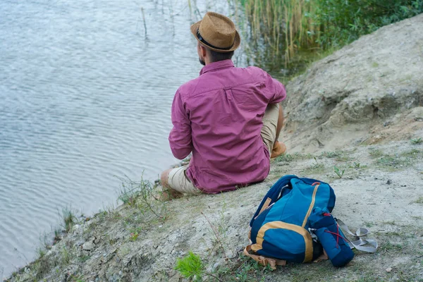 관광객들은 가방을 호수의 물가에 관광이라는 주제에 — 스톡 사진