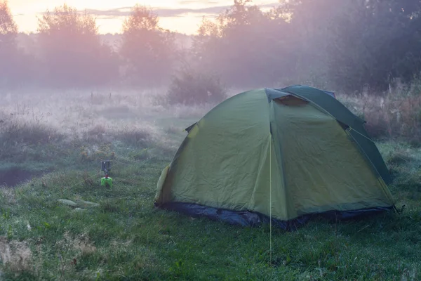 Camping Tende All Alba Sullo Sfondo Della Natura Con Bruciatore — Foto Stock