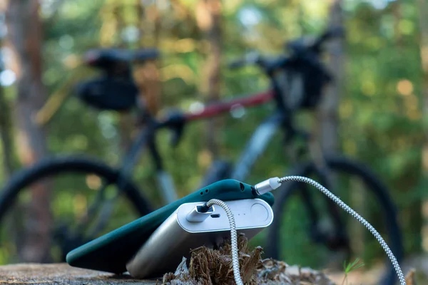 Banco Energía Cobra Teléfono Inteligente Bosque Fondo Una Bicicleta — Foto de Stock