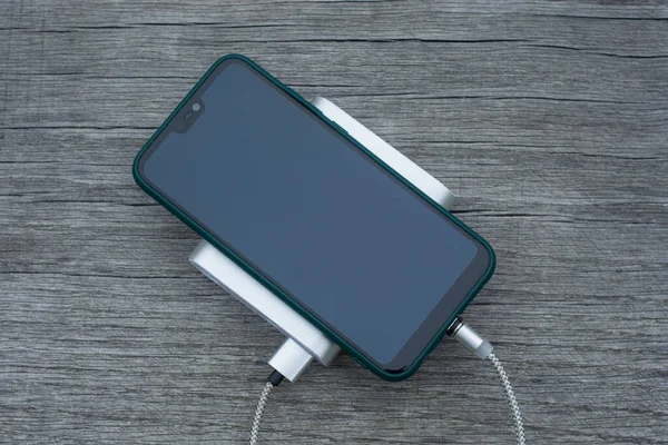 Power Bank Laddar Smartphone Träbänk Parken — Stockfoto