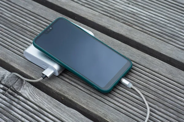 Power Bank Díjat Egy Okostelefon Egy Padon Parkban — Stock Fotó