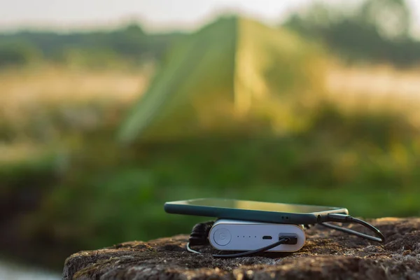 Smartphone Laddas Med Bärbar Laddare Power Bank Laddar Telefonen Utomhus — Stockfoto