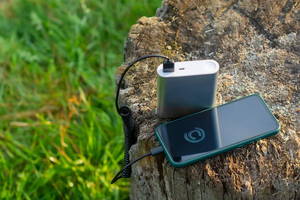 Das Smartphone Wird Mit Einem Tragbaren Ladegerät Aufgeladen Power Bank — Stockfoto