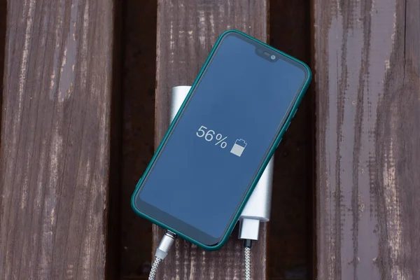 Power Bank Díjat Egy Okostelefon Egy Padon Parkban — Stock Fotó