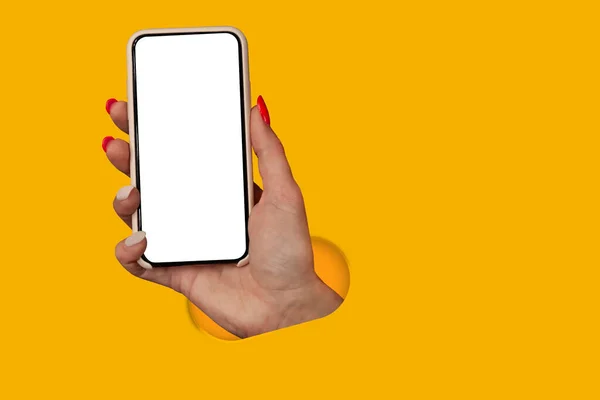 Žena Drží Ruce Smartphone Prázdnou Obrazovkou Izolované Žlutém Pozadí Creative — Stock fotografie