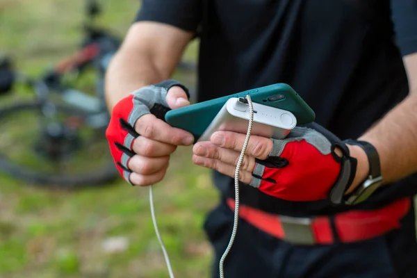 Mannen Laddar Smartphone Med Kraftbank Bakgrunden Cykel Skogen — Stockfoto