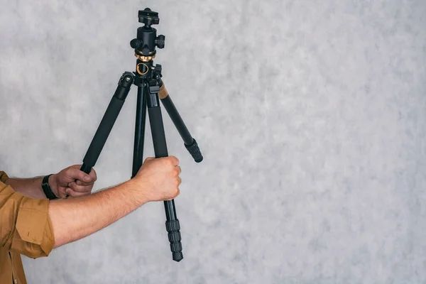 Hombre Fotógrafo Sostiene Trípode Profesional Sus Manos Para Toma Fotos — Foto de Stock