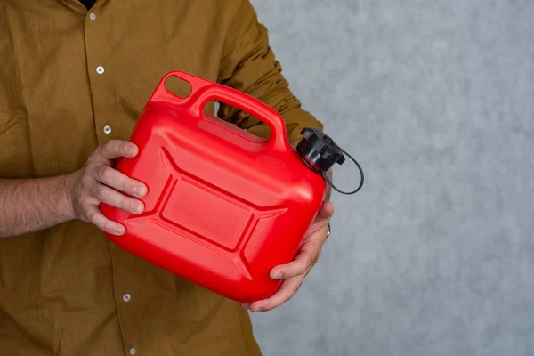 Mann Hält Roten Plastikkanister Der Hand — Stockfoto