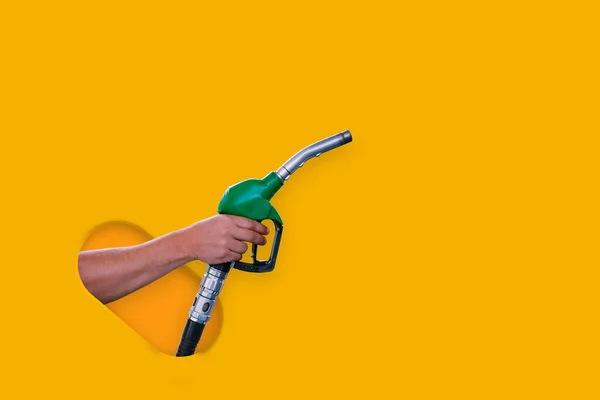 Mann Hält Eine Tankpistole Der Hand Autos Auf Gelbem Hintergrund — Stockfoto