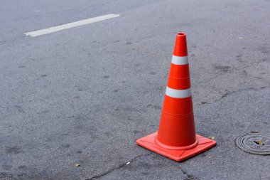 Trafik konisi yolda.